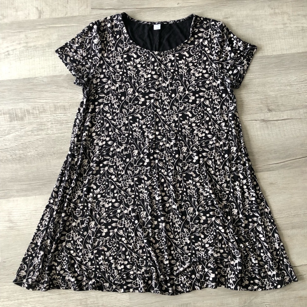 Old Navy Jersey-Knit Swing Dress
black and light grey floral print.